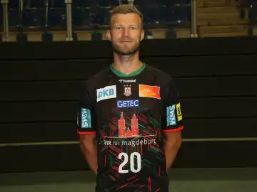 deutscher Handballspieler Philipp Weber SC Magdeburg Portraittermin Saison 2023-24 Liqui Moly Handball-Bundesliga HBL offizieller Fototermin SC Magdeburg in der GETEC-Arena in Magdeburg am 21.07.2023