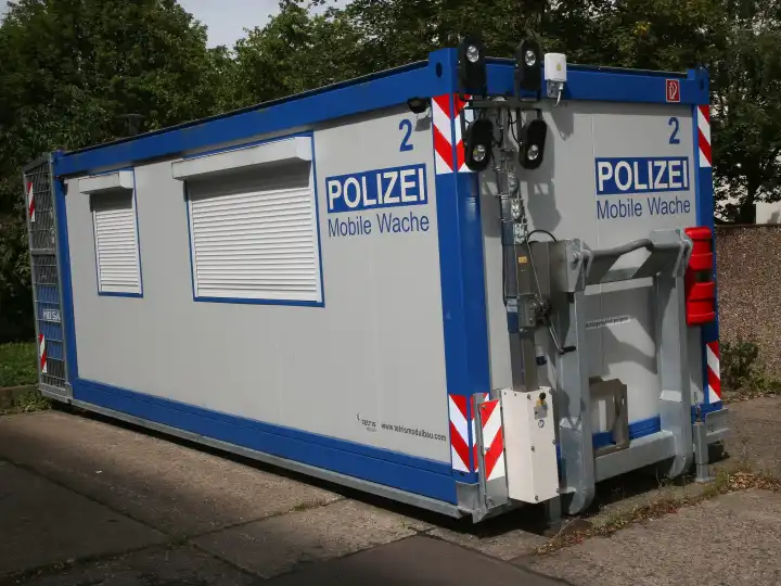 Mobile Polizeiwache vor der Ar-Rahman Moschee in Magdeburg am 14.08.2023