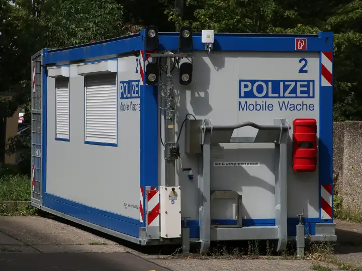 Mobile Polizeiwache vor der Ar-Rahman Moschee in Magdeburg am 14.08.2023