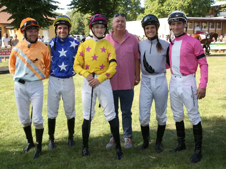 Trainer Frank Fuhrmann with his riders before the 4th race on 09.09.2023 at the racecourse Magdeburg
