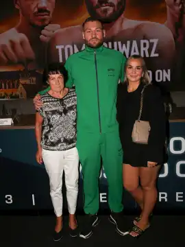 German heavyweight boxer Tom Schwarz from the Magdeburg boxing stable Fides Sports with wife Frederike and grandma Elli at the press conference for THE SHOW MUST GO ON III on 21.09.2023 in Magdeburg