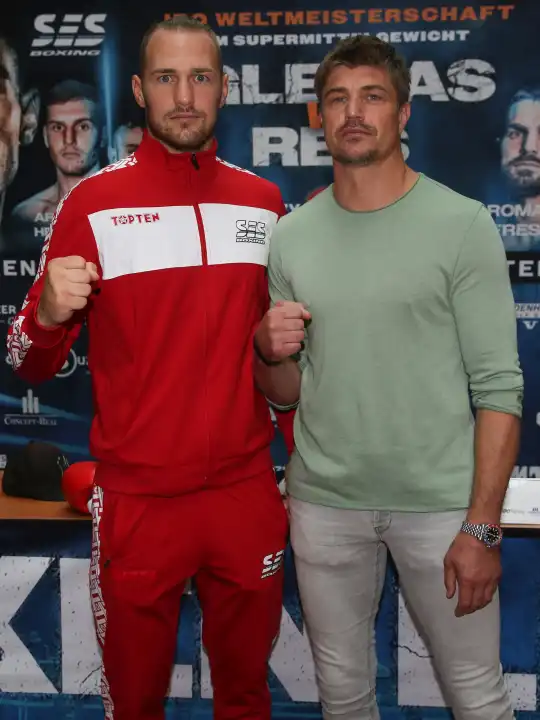 Herausforderer Super-Mittelgewichts Boxer Artur Reis mit Box-Trainer Dirk Dzemski SES-Boxing bei Pressekonferenz von SES-Boxing am 04.10.2023 in Magdeburg