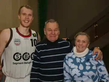 Former Soviet-Lithuanian basketball legend Modestas Juozapas Paulauskas with wife Janina and son of Modestas Paulauskas on 23.12.2023 at the SBB Baskets home game in Wolmirstedt