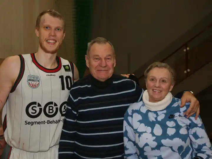 ehemaliger sowjetlitauischer Basketballlegende Modestas Juozapas Paulauskas mit Ehefrau Janina und Sohn Modestas Paulauskas am 23.12.2023 beim Heimspiel der SBB Baskets in Wolmirstedt