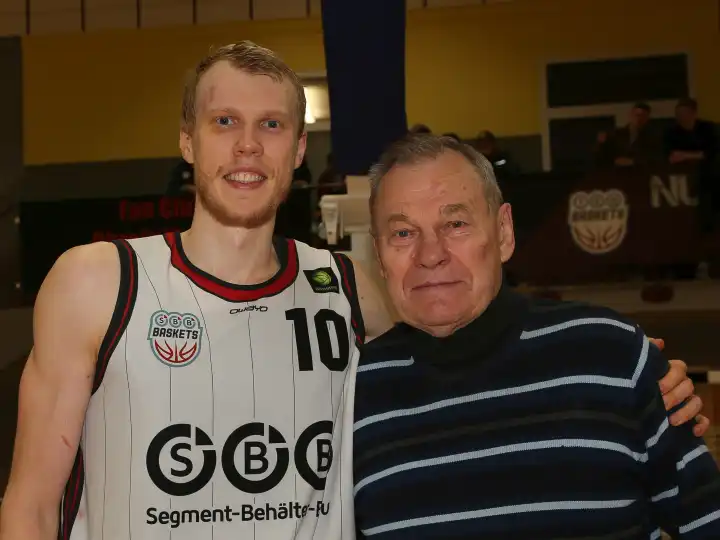 ehemaliger sowjetlitauischer Basketballlegende Modestas Juozapas Paulauskas mit Sohn Modestas Paulauskas am 23.12.2023 bei SBB Baskets in Wolmirstedt
