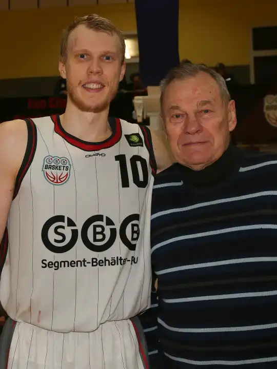 ehemaliger sowjetlitauischer Basketballlegende Modestas Juozapas Paulauskas mit Sohn Modestas Paulauskas am 23.12.2023 bei SBB Baskets in Wolmirstedt