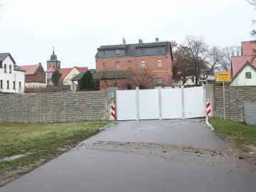 View of the flood barrier to protect prettii because of the opened Pretziener weir because of the Elbe floods on 05.01.2024
