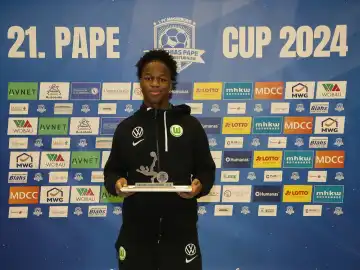Award Best Goalscorer Prince Will Chisorn (VfL Wolfsburg U15) at the 21st Pape Cup 2024 at GETEC Arena Magdeburg