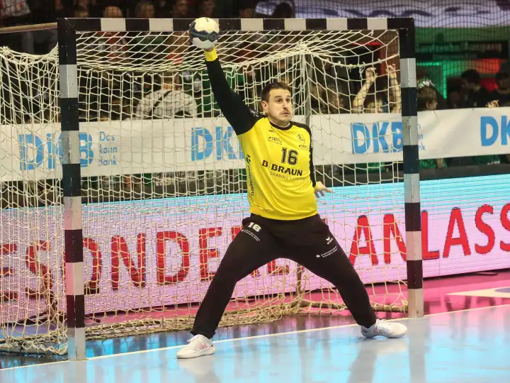 montenegrinischer Handballtorwart Nebojsa Simic (MTM)  Liqui Moly HBL Saison 2023-24 21.Spieltag SC Magdeburg - MT Melsungen am 11.02.2024 in der GETEC Arena Magdeburg