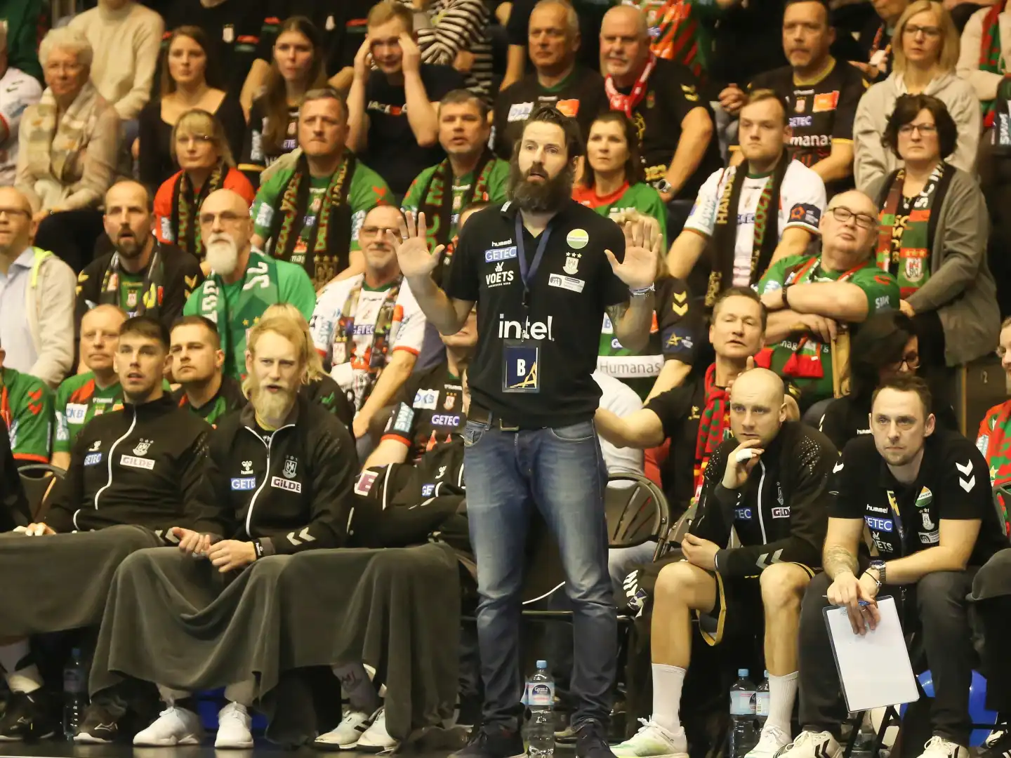 Cheftrainer Bennet Wiegert (SC Magdeburg) mit Erfolgsbart EHF Champions League 11.Spieltag Saison 2023-24 SC Magdeburg - Orlen Wisla Plock am 15.02.2024 in der GETEC Arena Magdeburg
