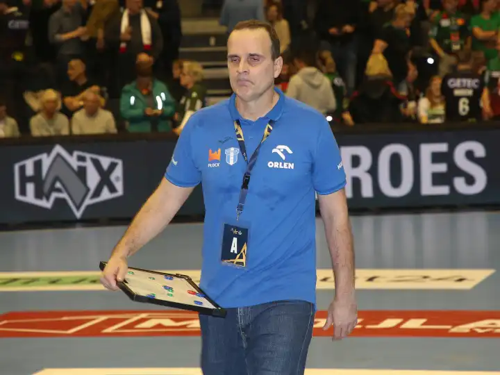 Cheftrainer Xavi Sabate (Orlen Wisla Plock) EHF Champions League Saison 2023-24 11.Spieltag SC Magdeburg - Orlen Wisla Plock am 15.02.2024 in der GETEC Arena Magdeburg