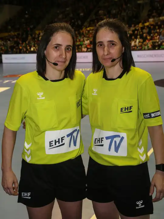 französische EHF Handballschiedsrichterinnen Charlotte und Julie Bonaventura  EHF Champions League Saison 2023-24 am 11.Spieltag SC Magdeburg - Orlen Wisla Plock am 15.02.2024 in GETEC Arena Magdeburg