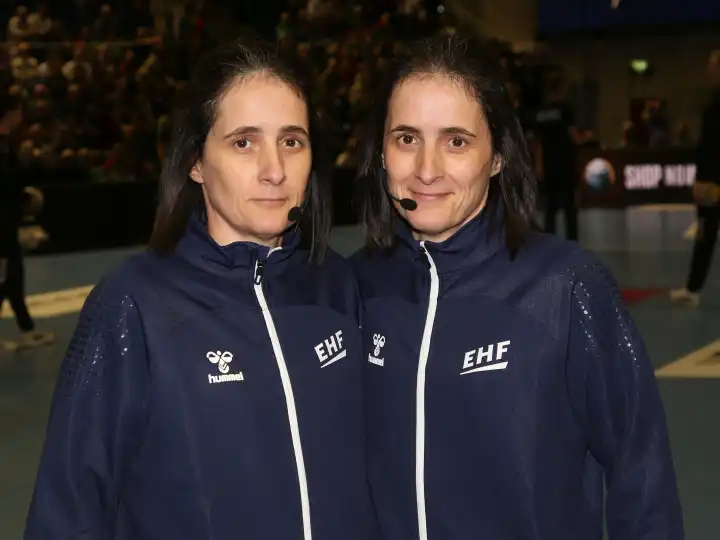 französische EHF Handballschiedsrichterinnen Charlotte und Julie Bonaventura  EHF Champions League Saison 2023-24 am 11.Spieltag SC Magdeburg - Orlen Wisla Plock am 15.02.2024 in GETEC Arena Magdeburg