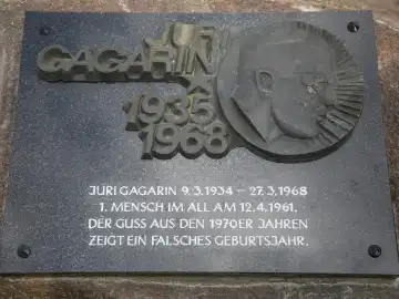 Einweihung Juri Gagarin Gedenkplatte mit Ergänzungsplatte am 09.03.2024 in der Juri-Gagarin-Straße im Magdeburger Stadtteil  Reform