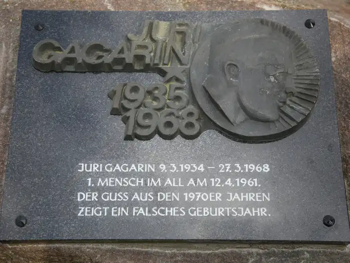 Inauguration of the Yuri Gagarin memorial plaque with additional plaque on 09.03.2024 in Juri-Gagarin-Straße in Magdeburg's Reform district