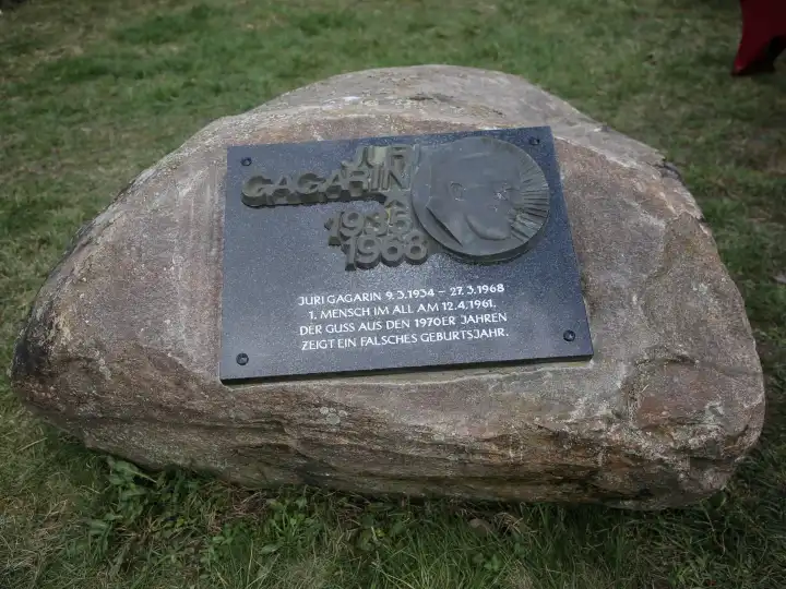 Einweihung Juri Gagarin Gedenkplatte mit Ergänzungsplatte am 09.03.2024 in der Juri-Gagarin-Straße im Magdeburger Stadtteil  Reform