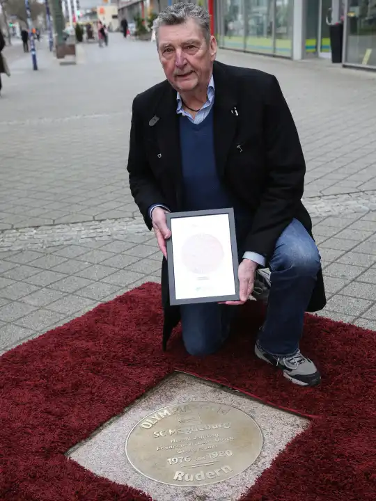 Doppel Ruder Olympiasieger Friedrich-Wilhelm Ulrich (SC Magdeburg) bei der Enthüllung der Bodenplatte auf dem Magdeburger Sports Walk of Fame am 15.03.2024