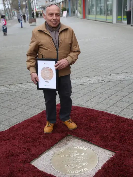 Doppel Ruder Olympiasieger Steuermann Georg Spohr (SC Magdeburg) bei der Enthüllung der Bodenplatte auf dem Magdeburger Sports Walk of Fame am 15.03.2024