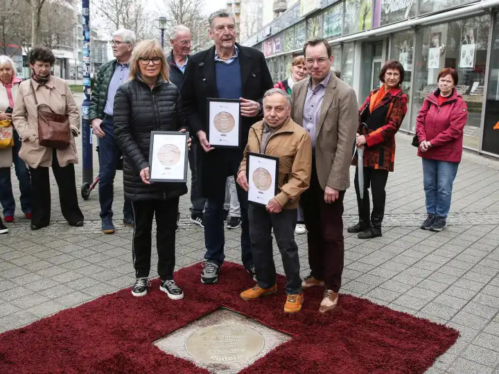 Mayor Simone Borris with double Olympic rowing champion Friedrich-Wilhelm Ulrich, Georg Spohr (SC Magdeburg) and Steffen Schüller (Magdeburg City Marketing Association) at the unveiling of the base plate on 15.03.2024