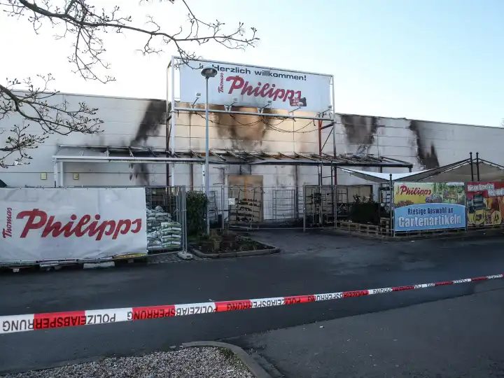 Fire damage in the entrance area of the Thomas Philipps discount store in Magdeburg-Rothensee