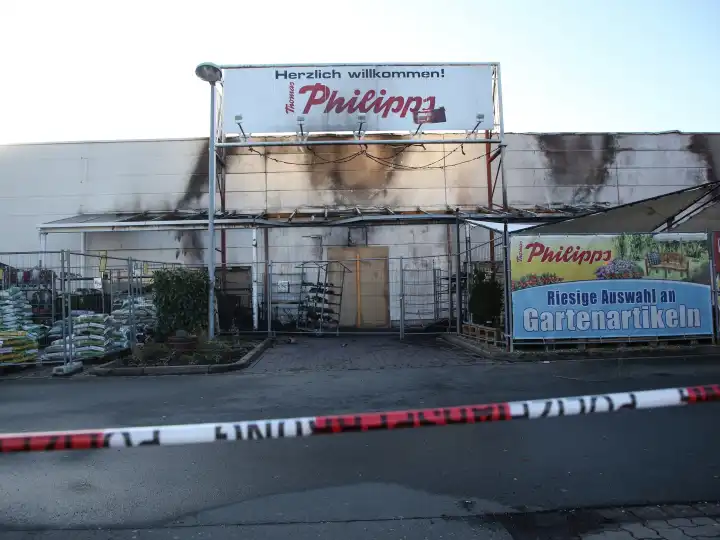 Fire damage in the entrance area of the Thomas Philipps discount store in Magdeburg-Rothensee