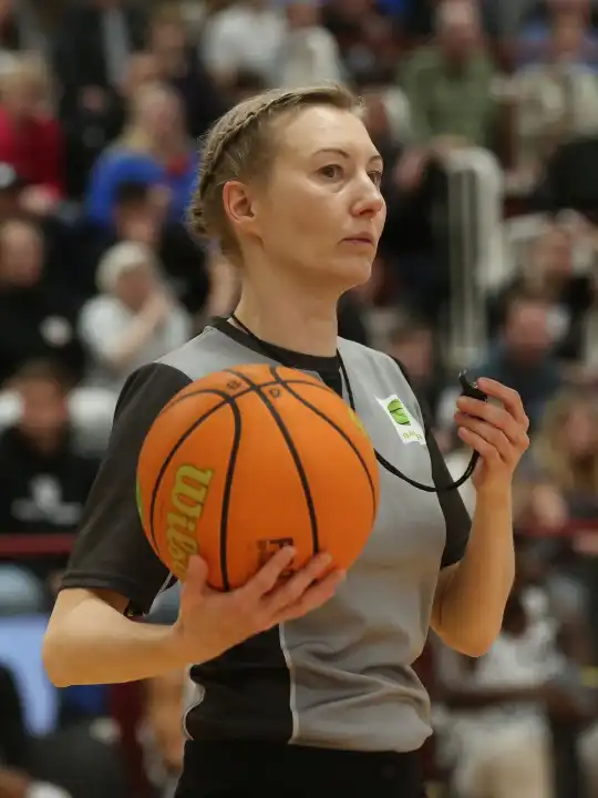 DBB Basketball-Schiedsrichterin Susanne Winking im Punktspiel Saison 2023-24 SBB Baskets Wolmirstedt - Rostock Seawolves Academy am 23.03.2024