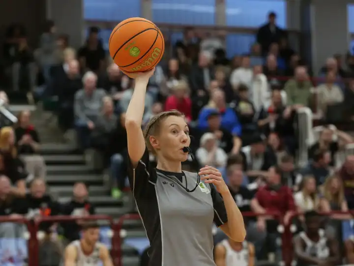 DBB Basketball-Schiedsrichterin Susanne Winking im Punktspiel Saison 2023-24 SBB Baskets Wolmirstedt - Rostock Seawolves Academy am 23.03.2024