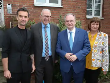 German showmaster Florian Silbereisen with Klaus-Dieter Schinkel (Board of Directors) and MP Dr. Reiner Haseloff with his wife Gabriele in front of the Pfeiffersche Stiftungen Magdeburg children's hospice on 05.04.2024