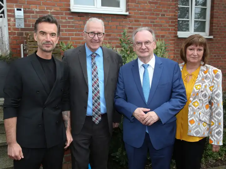 German showmaster Florian Silbereisen with Klaus-Dieter Schinkel (Board of Directors) and MP Dr. Reiner Haseloff with his wife Gabriele in front of the Pfeiffersche Stiftungen Magdeburg children's hospice on 05.04.2024