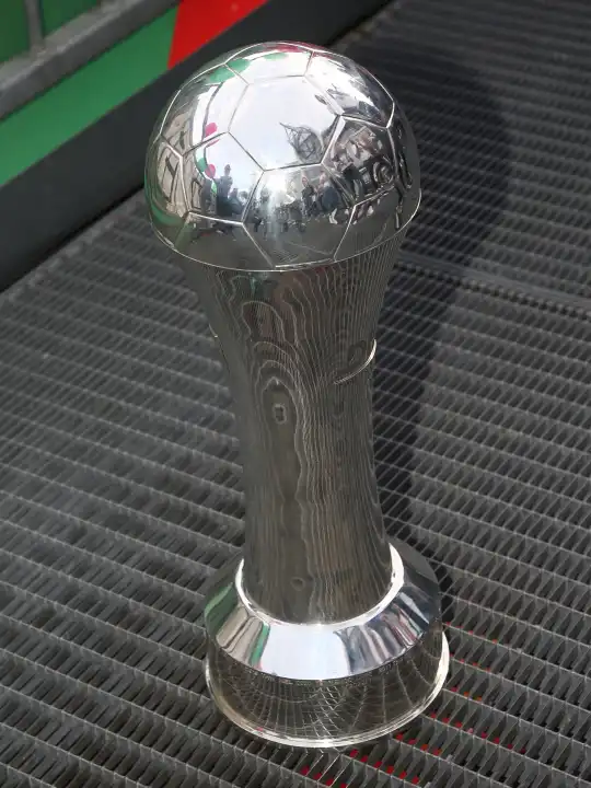 DHB Pokal beim Empfang des aktuellen DHB Pokalsiegers 2024 SC Magdeburg am 15.04.2024 an der GETEC Arena Magdeburg