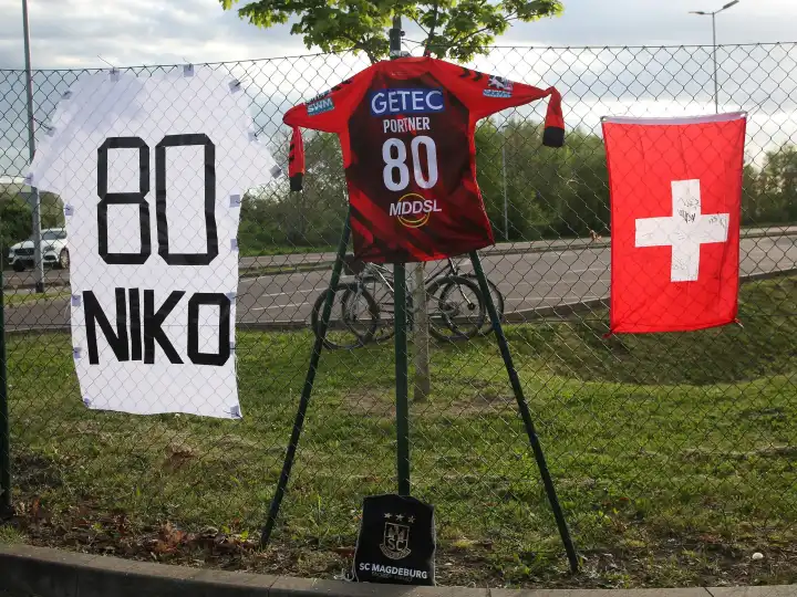 Fans  unterstützen den gesperrten Handballtorwart Nikola Portner (SC Magdeburg) beim Empfang des aktuellen DHB Pokalsiegers 2024 SC Magdeburg am 15.04.2024 an der GETEC Arena Magdeburg