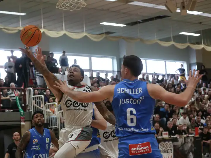 Duel between Bill Borekambi (SBB Baskets) and Lorenz Schiller (CATL Basketball Lions) in the play-off round of 16 between SBB Baskets and CATL Basketball Lions Erfurt on 13.04.2024