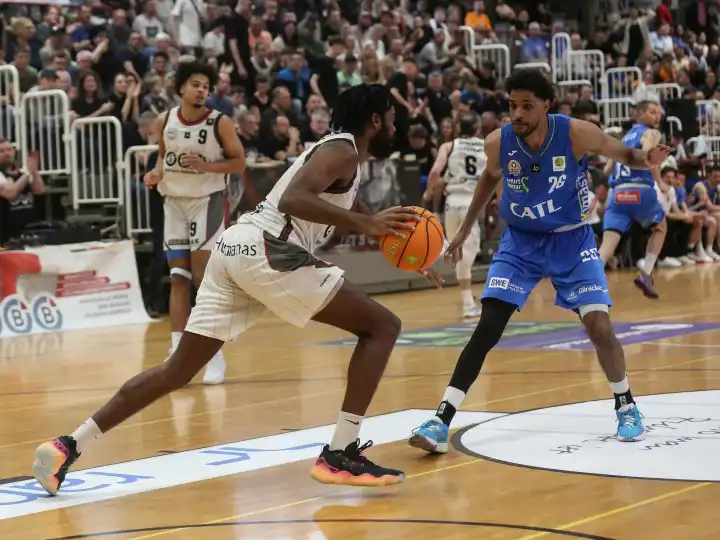 Duel between Diamond Onwuka (SBB Baskets) and Alieu Ceesay (CATL Basketball Lions) in the play-off round of 16 between SBB Baskets and CATL Basketball Lions on 13.04.2024