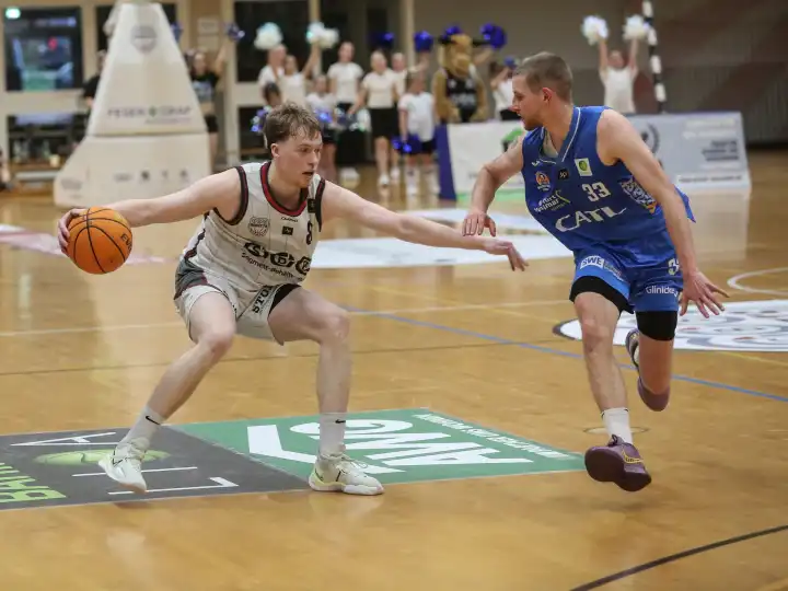Duel between Lennard Winter (SBB Baskets) and Jan Heber (CATL Basketball Lions) in the play-off round of 16 between SBB Baskets and CATL Basketball Lions on 13.04.2024