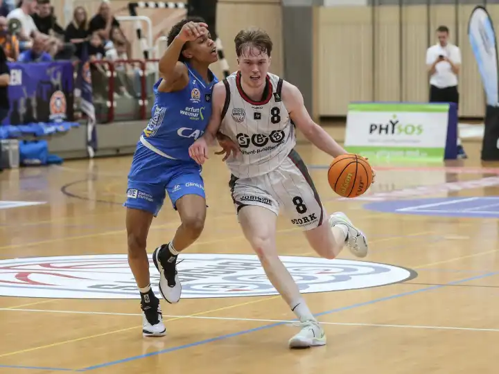Duel between Lennard Winter (SBB Baskets) and Musa Abra (CATL Basketball Lions) in the play-off round of 16 between SBB Baskets and CATL Basketball Lions on 13.04.2024