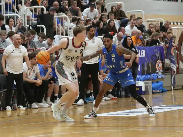 Duel between Lennard Winter (SBB Baskets) and Tyseem Lamel Lyles (CATL Basketball Lions) in the play-off round of 16 between SBB Baskets and CATL Basketball Lions on 13.04.2024