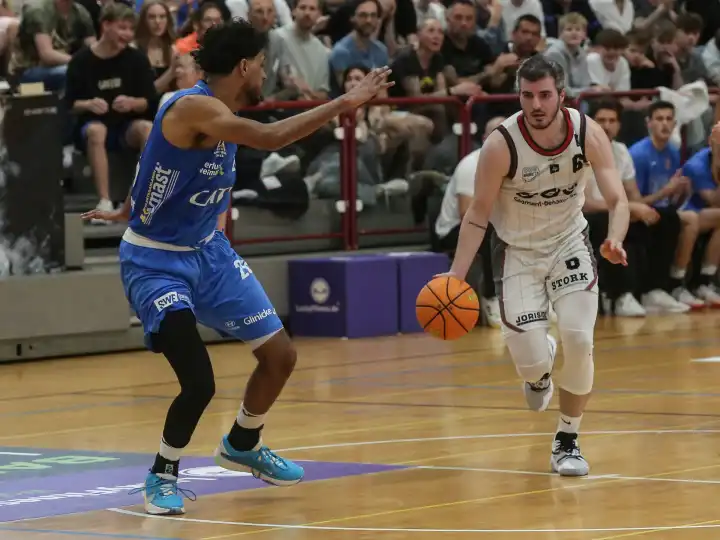 Duel between Martin Bogdanov (SBB Baskets) and Alieu Ceesay (CATL Basketball Lions) in the play-off round of 16 between SBB Baskets and CATL Basketball Lions on 13.04.2024