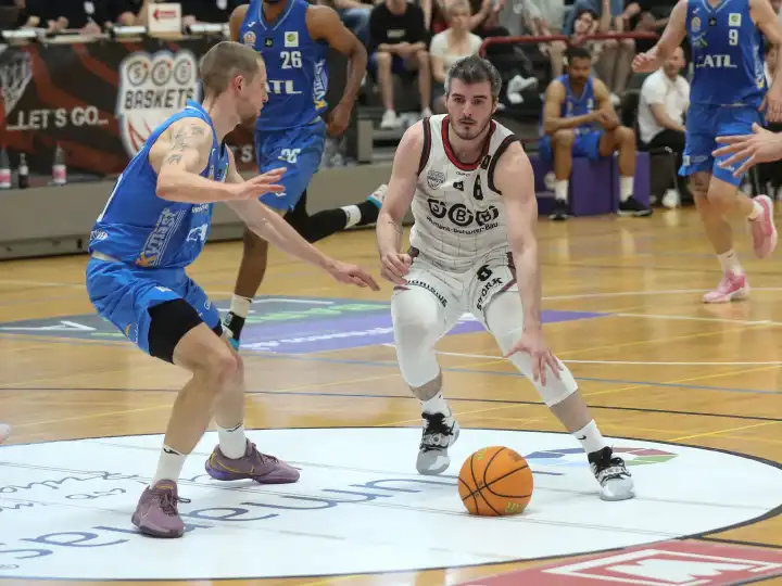 Duel between Martin Bogdanov (SBB Baskets) and Jan Heber (CATL Basketball Lions) in the play-off round of 16 between SBB Baskets and CATL Basketball Lions on 13.04.2024