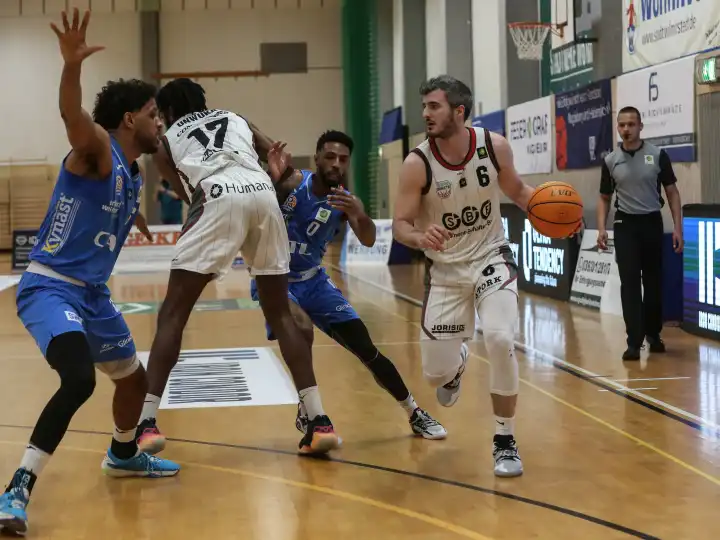 Duel between Martin Bogdanov (SBB Baskets) and Tyseem Lamel Lyles (CATL Basketball Lions) in the play-off round of 16 between SBB Baskets and CATL Basketball Lions on 13.04.2024