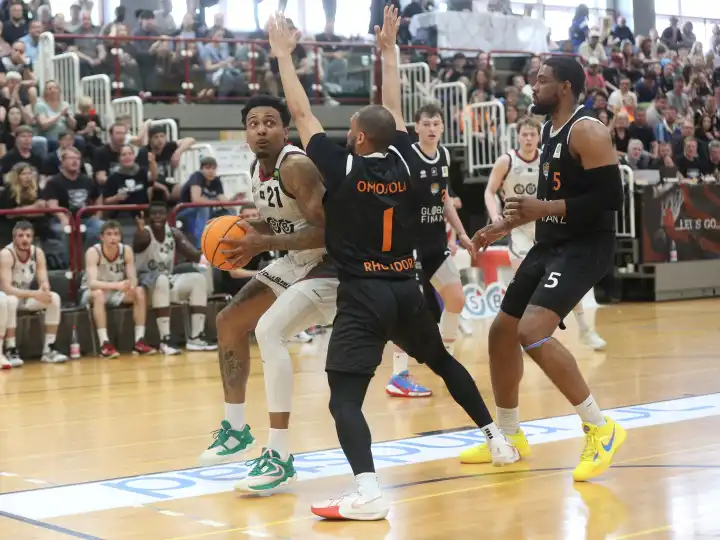 Duel between Bill Borekambi (SBB Baskets) and Kelvin Lucas Omojola (Dragons Rhöndorf) in the play-off quarter-final between SBB Baskets and Dragons Rhöndorf on 28.04.2024
