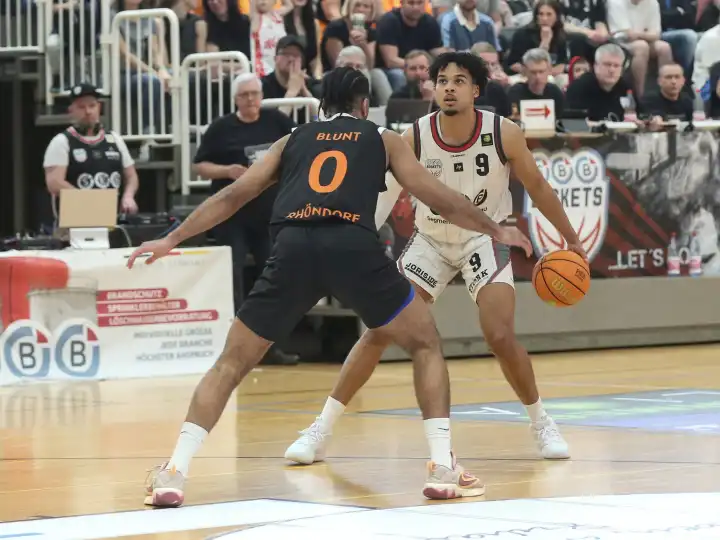 Maximilian Begue (SBB Baskets) and Tyreese Blunt (Dragons Rhöndorf) in the play-off quarter-final between SBB Baskets and Dragons Rhöndorf on 28.04.2024