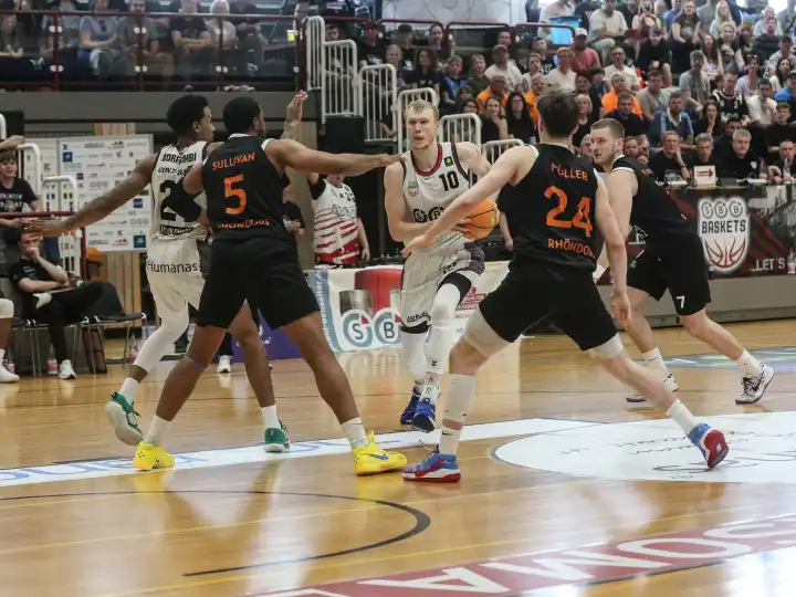 Duel between Modestas Paulauskas (SBB Baskets) and Avery Sullivan (Dragons Rhöndorf) in the play-off quarter-final between SBB Baskets and Dragons Rhöndorf on 28.04.2024