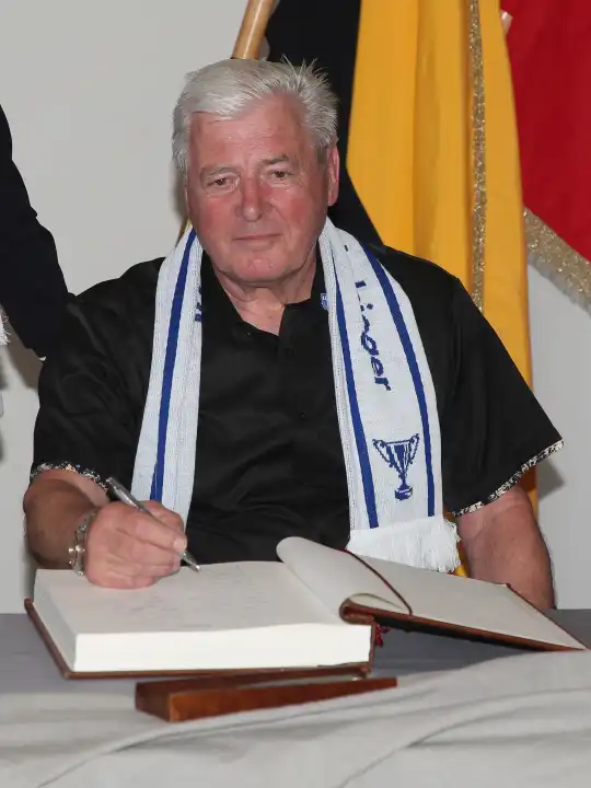 GDR soccer legend Wolfgang Seguin (1.FC Magdeburg , 7 ) at the entry in the Golden Book of the city of Magdeburg for winning the European Cup 50 years ago on 08.05.2024