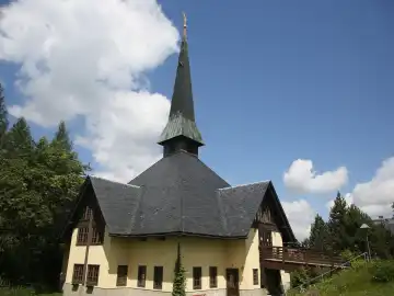 Blick auf die evangelische-Lutherische Kirche in Altenberg im Sommer 2024