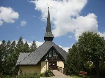 Blick auf die evangelische-Lutherische Kirche in Altenberg im Sommer 2024