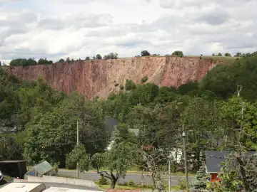 Blick die Pinge (Einsturztrichter an der Erdoberfläche über der Erzlagerstätte) in Altenberg im Sommer 2024