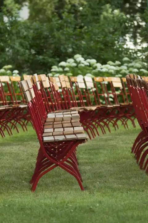 Stuhlreihe für ein Konzert aufgestellt