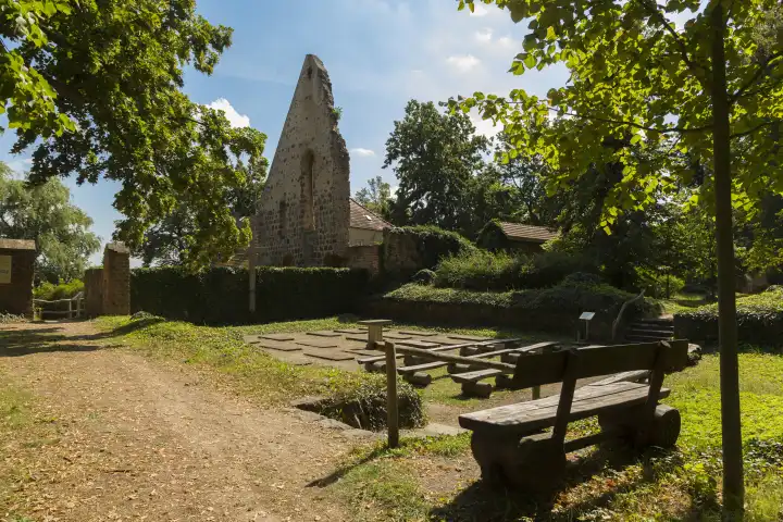 Grabstellen und Altar des Klosters unter freiem Himmel in Lindow