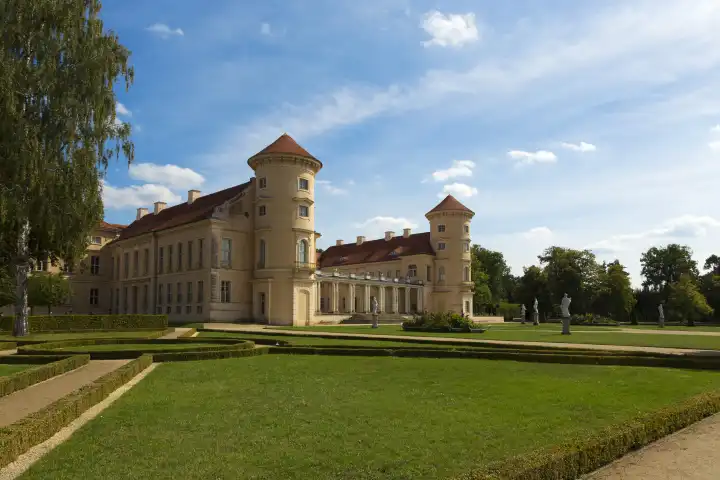 Schloss Reinsberg mit dem kleinen Park davor
