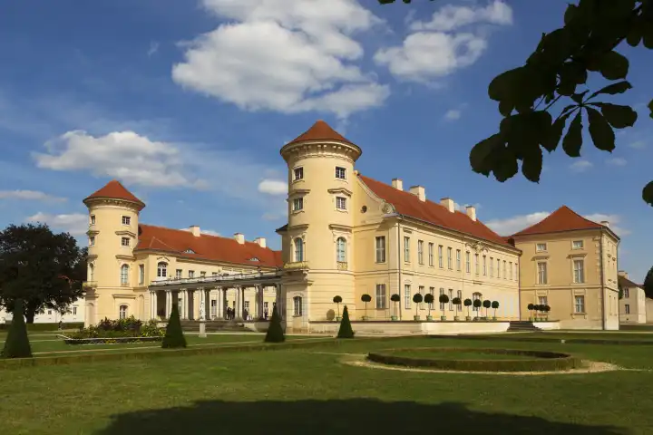 Schloss Reinsberg von der Seite, mit Blättern davor